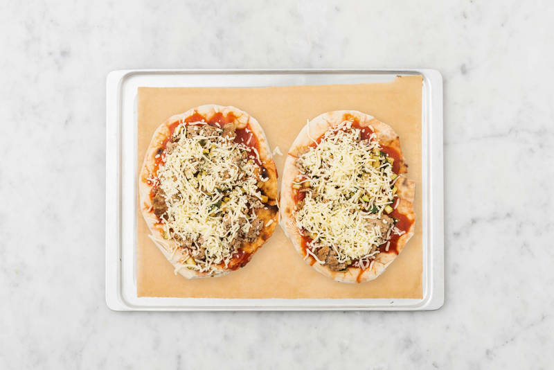 Enfourner les pizzas naan