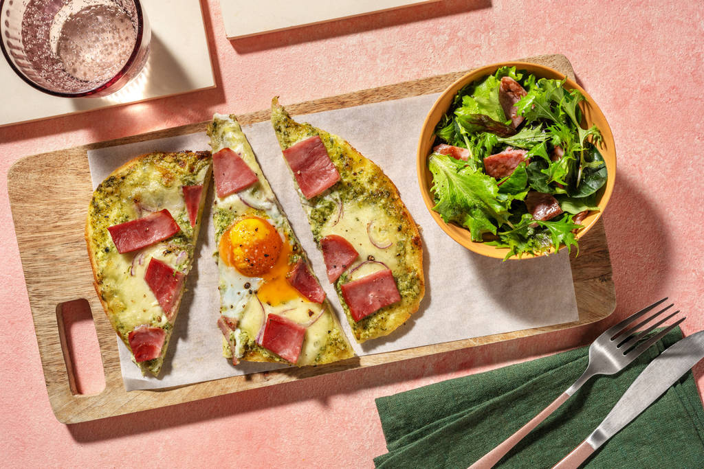 Pizza naan crème de pesto, mozza & jambon